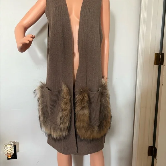 Rain + Rose Tan Sweater Vest with Faux Fur Pockets.  Size XL - Picture 4 of 10